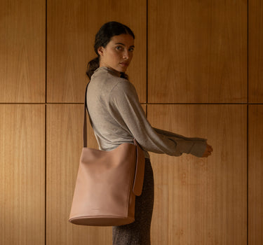 Naomi cross body shopper | clay