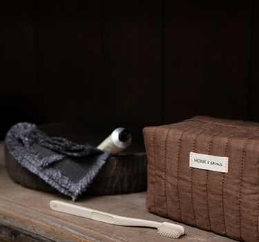 Toiletry bag • padded • oak