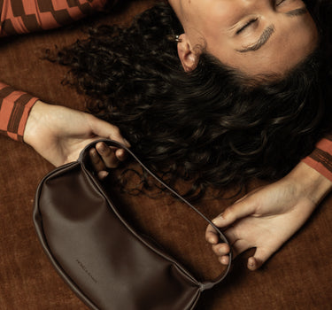 Isamu hand bag • dark wood